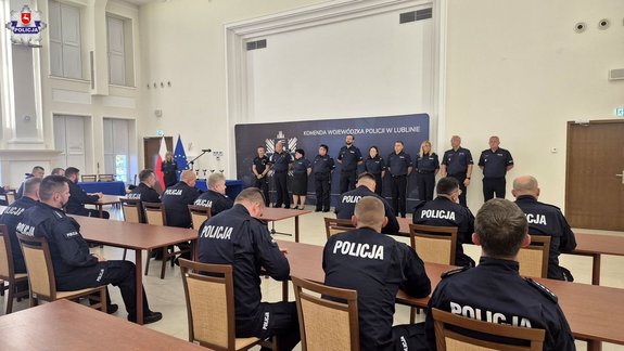 uczestnicy konkursu siedzący w ławkach na wprost kadra i organizatorzy
