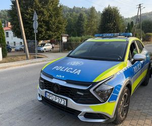 radiowóz stojący przed bramą szkoły w Bochotnicy