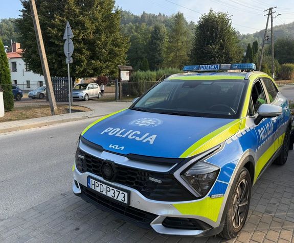 radiowóz stojący przed bramą szkoły w Bochotnicy