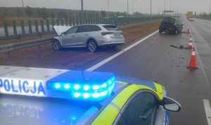 miejsce kolizji na drodze s12 dwa rozbite samochody widok z radiowozu