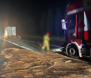 miejsce kolizji dwie ciężarówki pośrodku strażak