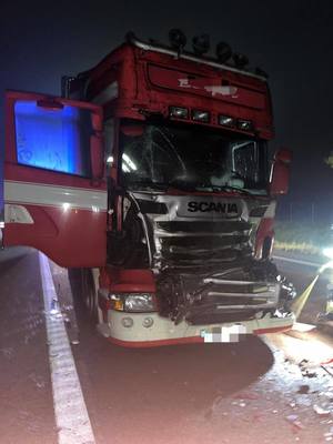 rozbita czerwona ciężarówka Scania