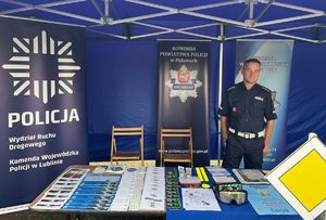policjant na stoisku policyjnym