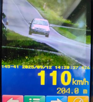 widok z miernika prędkości na opla jadącego drogą prędkość 110 km na godzinę