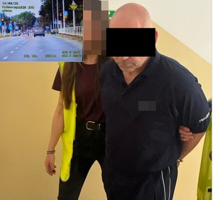 mężczyzna w kajdankach i prowadząca go policjantka na to naniesiony zrzut ekranu samochód na ulicy Lubelskiej w Puławach na czerwonym świetle