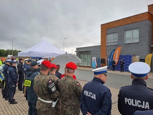 uczestnicy inauguracji akcji stojący w rzędzie