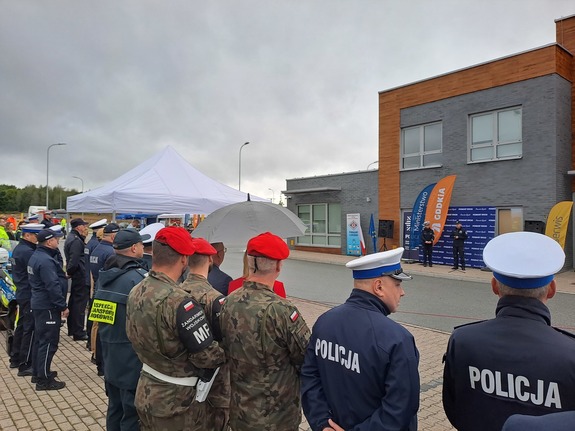 uczestnicy inauguracji akcji stojący w rzędzie