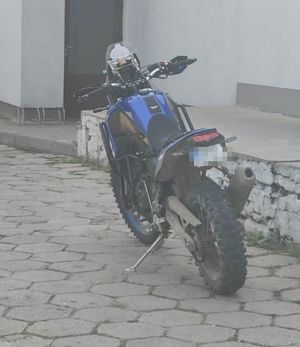 niebieski motocykl