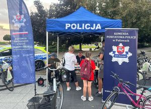 policyjne stoisko na festynie Dzień Bez Samochodu