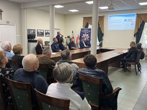 Kierownik posterunku omawia funkcjonowanie KMZB