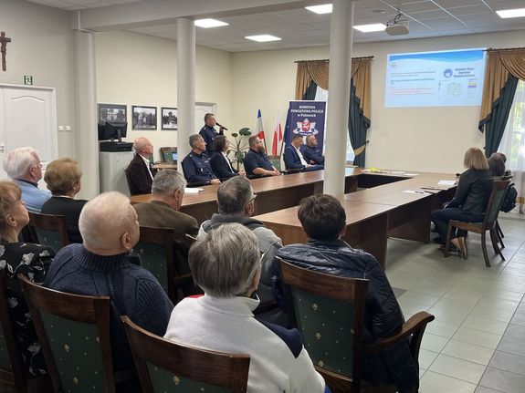 Kierownik posterunku omawia funkcjonowanie KMZB