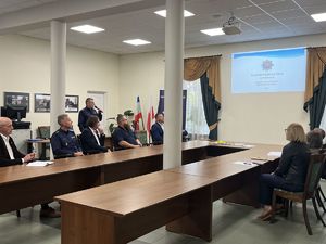 Kierownik posterunku w Nałęczowie podczas prezentacji