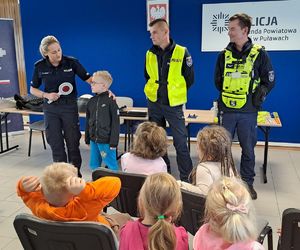 troje policjantów z dziećmi w sali konferencyjnej