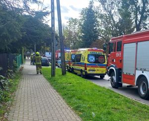 samochody służb na ulicy