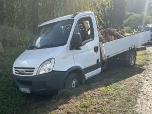 biały dostawczy samochód iveco częściowo w rowie