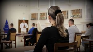 kandydaci podczas pisania testu w sali konferencyjnej
