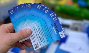 dłoń trzymająca ulotki z informacjami o konkursie