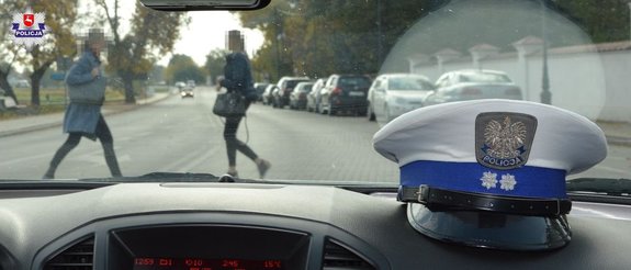 piesi na ulicy widok z radiowozu