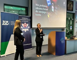 pracownice banku PKO BP w  tle ekran z napisem Nie podawaj nikomu swoich haseł