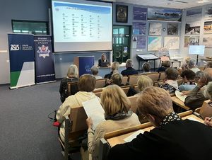 policjantka prezentująca słuchaczom na sali kategorie zagrożeń na KMZB