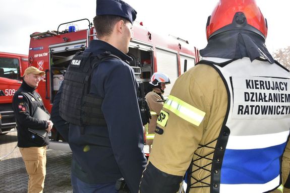 policjant i strażacy na miejscu ćwiczeń