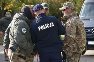 kontrterroryści z policjantem w granatowym mundurze