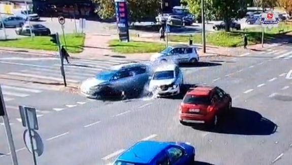 kadr z monitoringu, pokazujący moment zderzenia aut na skrzyżowaniu