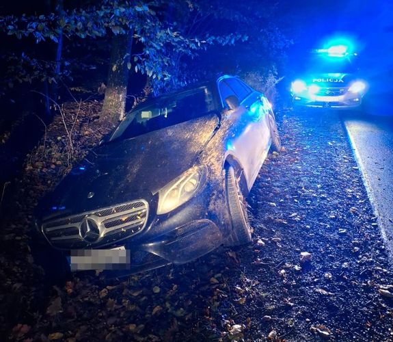 mercedes w rowie w tle radiowóz