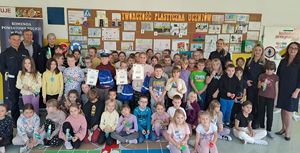 zdjęcie grupowe uczniów i policjantów