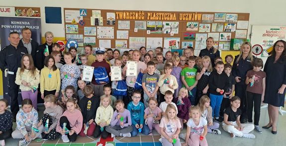 zdjęcie grupowe uczniów i policjantów