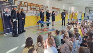 jury konkursu stojące przed dziećmi