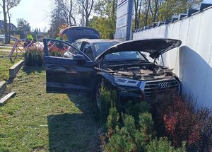 rozbite czarne Audi