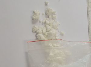 białe kryształy wysypane z woreczka