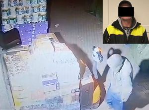 zrzut ekranu z kamery na nim zakapturzona postać obok towaru na palecie w rogu zdjęcia sylwetka mężczyzny z zasłoniętą twarzą