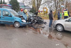 miejsce kolizji trzech samochodów w tle wóz straży pożarnej