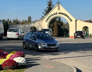 radiowóz przed cmentarzem