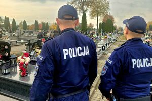 policjanci patrzący na cmentarz