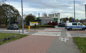 miejsce zdarzenia ulica Kusocińskiego w Puławach rower na chodniku w tle Mercedes obok radiowóz