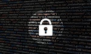 kłódka na tle napisów