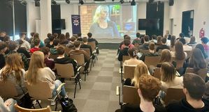 ekran na nim wyświetlona prezentacja i cała sala młodzieży