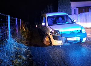 biały peugeot z rozbitym przodem