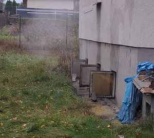 fragment budynku z otwartymi oknami od piwnicy