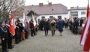 służby mundurowe z wieńcem