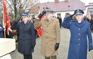 służby mundurowe oddające honor