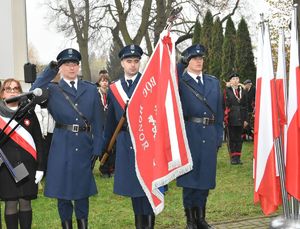 policjanci w poczcie sztandarowym