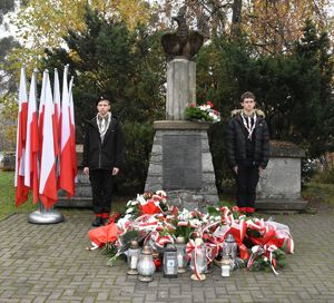 harcerze przy pomniku