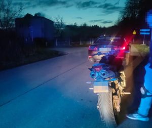 zatrzymany motocykl w tle nieoznakowany radiowóz BMW