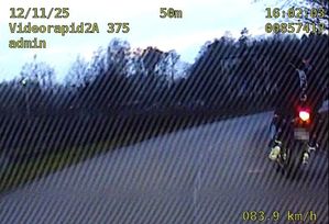 Ujęcie z wideorejestratora na którym widać motocyklistę uciekającego przed policją.