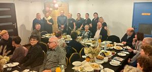 dzielnicowy z seniorami na spotkaniu