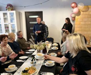 dzielnicowy prowadzący spotkanie z seniorami